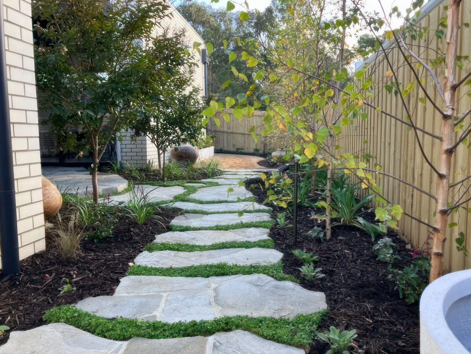 LODEN QUARTZ CRAZY PAVING_RMS TRADERS_NATURAL STONE SUPPLIER FACADE GREY CRAZY PAVING MELBOURNE (8)