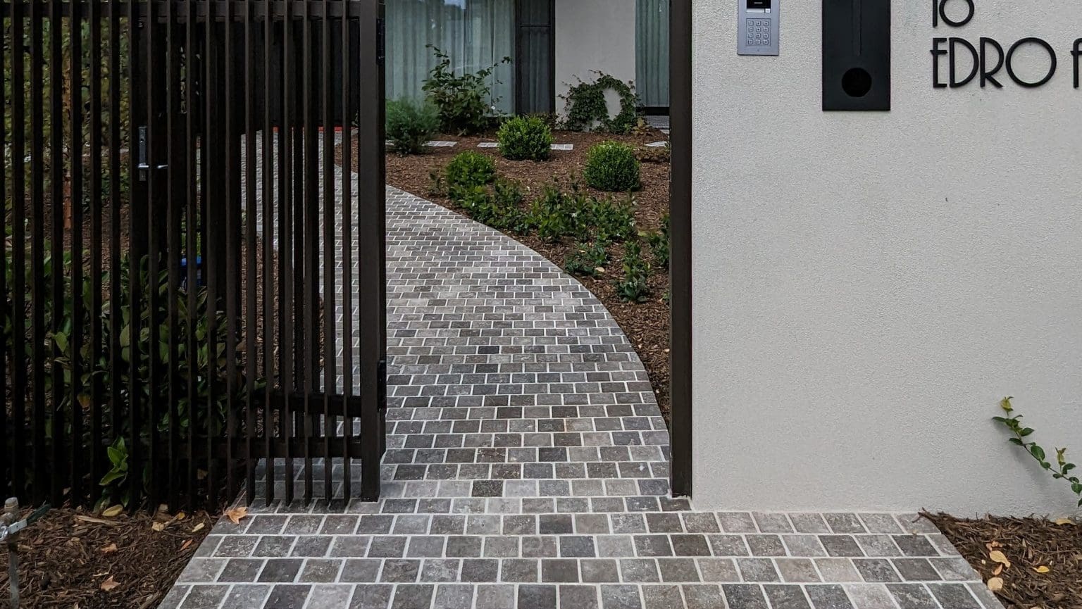 LONDON GREY BRUSHED & TUMBLED LIMESTONE COBBLESTONES_RMS TRADERS_NATURAL STONE DRIVEWAY PATH SUPPLIER MELBOURNE (13)x