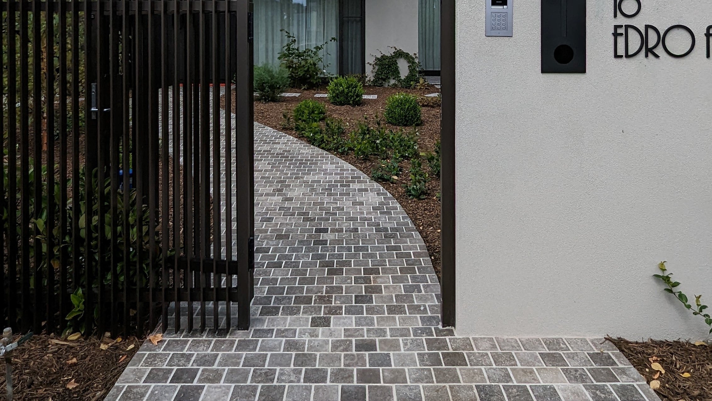 https://www.naturalstonetiles.com.au/wp-content/uploads/2023/02/LONDON-GREY-BRUSHED-TUMBLED-LIMESTONE-COBBLESTONES_RMS-TRADERS_NATURAL-STONE-DRIVEWAY-PATH-SUPPLIER-MELBOURNE-13x.jpg
