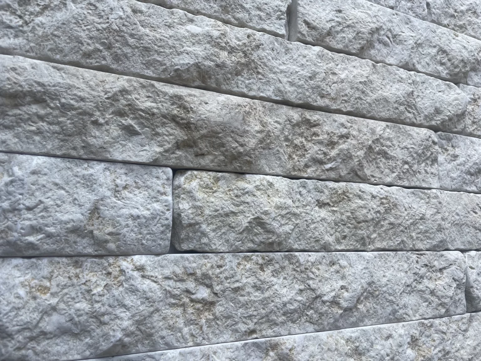 CREMA_NOVELDA_SPLIT_TUMBLED_LIMESTONE_BAGUETTES_RMS_TRADERS_NATURAL_STONE_SUPPLIER_MELBOURNE (4)