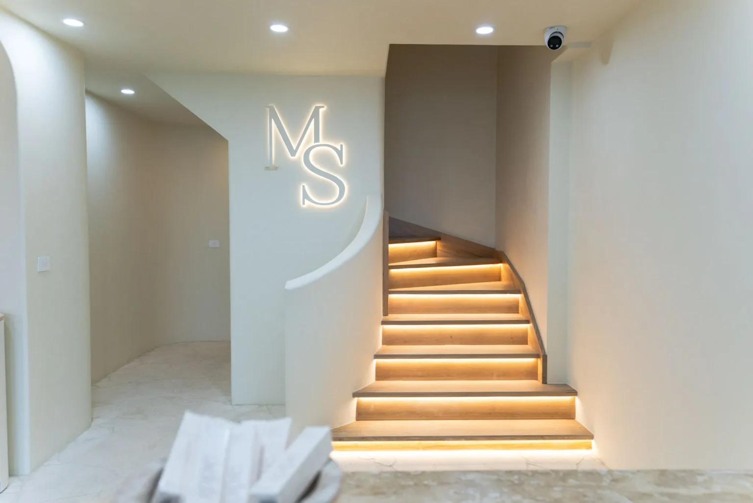 CREMA_NOVELDA_SANDBLASTED_LIMESTONE_CRAZY_PAVING_RMS_TRADERS_NATURAL_STONE_SUPPLIER_MELBOURNE_003